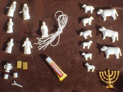 Photo of the figurines that come with the kit.